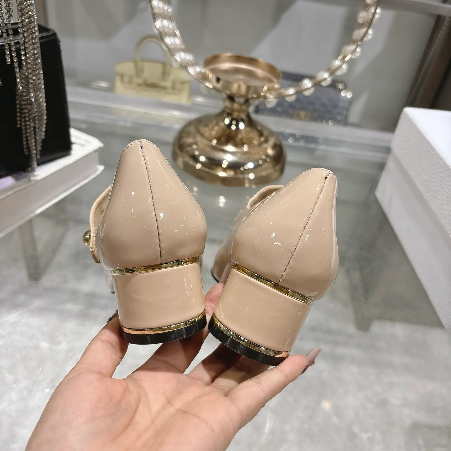 💕💕Factory direct selling price p560💕💕 💕25ss early spring new Dior Dior D-My hardware letter square toe high heels 👠This My Dior high heels are a new product in the 2025 spring and summer ready-to-wear series, showing exquisite elegance. Carefully crafted from cow leather, it is embellished with gold buckles and a metallic Christian Dior Paris logo, making it highly recognizable and highlighting Dior's extraordinary craftsmanship. Graphic style heels complement each other, making the fashionable design more elegant. Upper: cow patent leather. Inner foot pad: sheepskin. Sole: Italian genuine leather outsole. Heel height: 4cm 7.5cm. Size: 35-39 (34.40.41. Customized items are non-refundable)